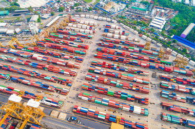 集裝箱船在進出口與商業(yè)物流中的關鍵作用 從起重機俯視到海港鳥瞰的貿易全景